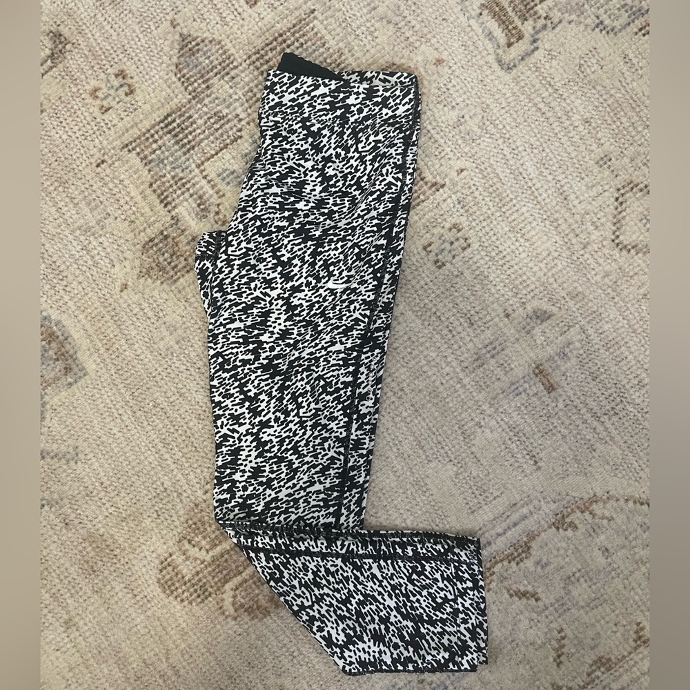 Nike dri-fit abstract print pattern capri leggings black and white